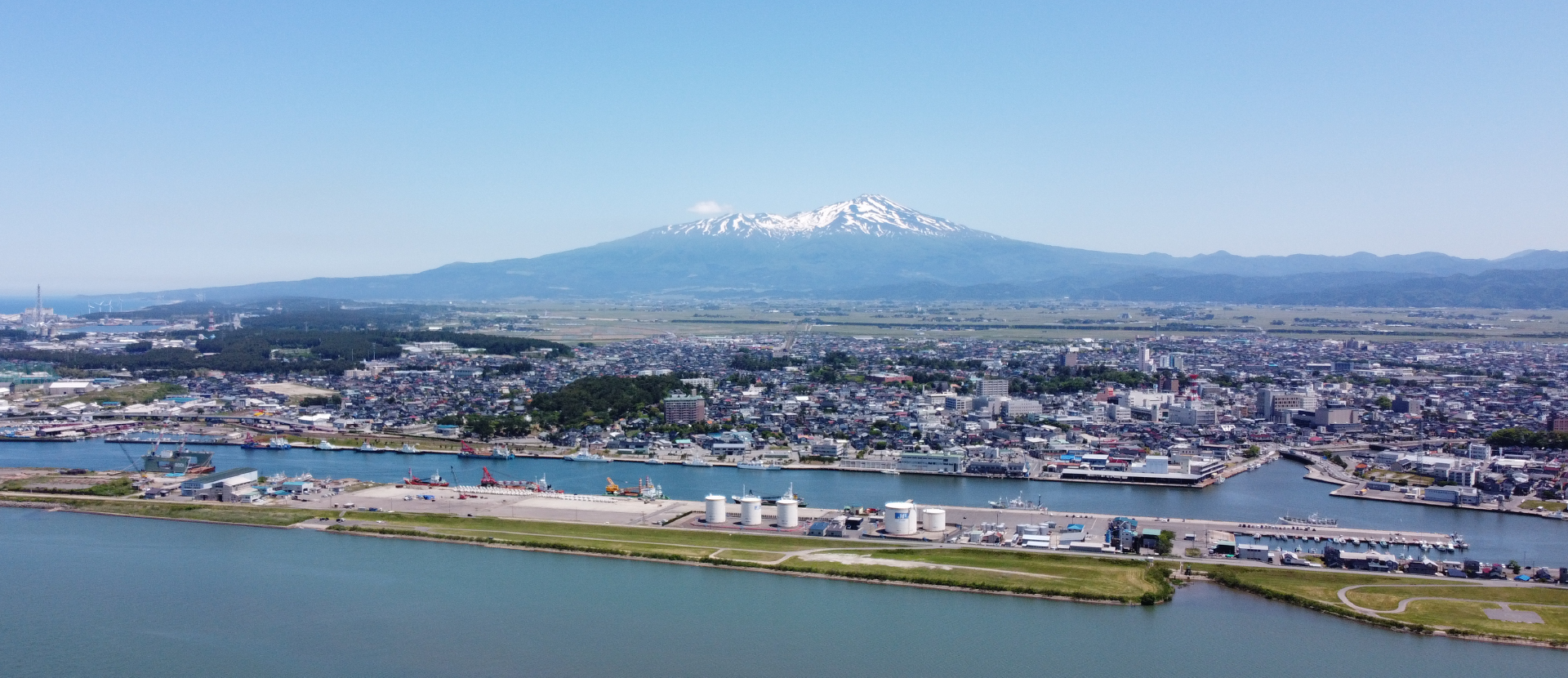 日和山公園 灯台と酒田湾