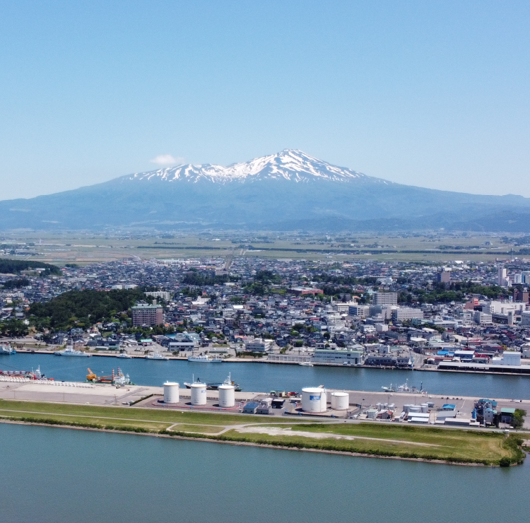 日和山公園 灯台と酒田湾